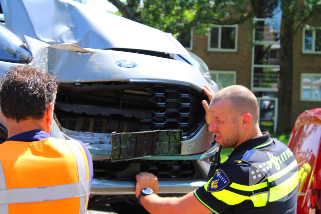 Auto botst tegen boom