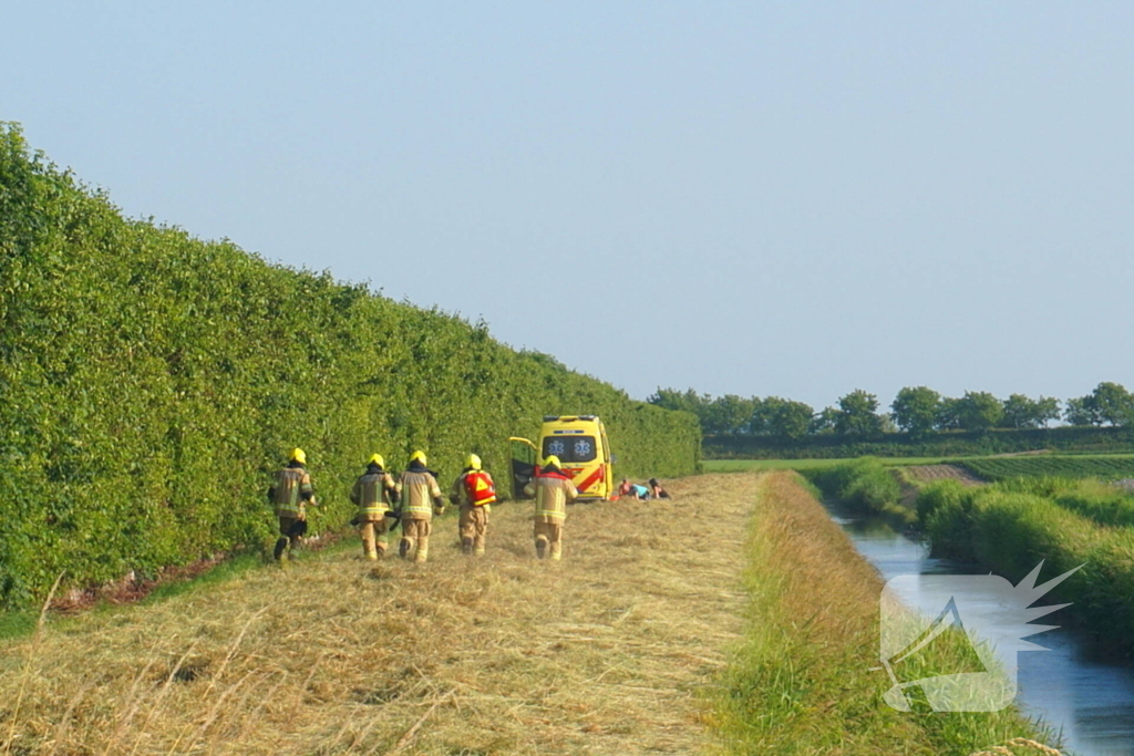 Ongeval met crossmotor in weiland