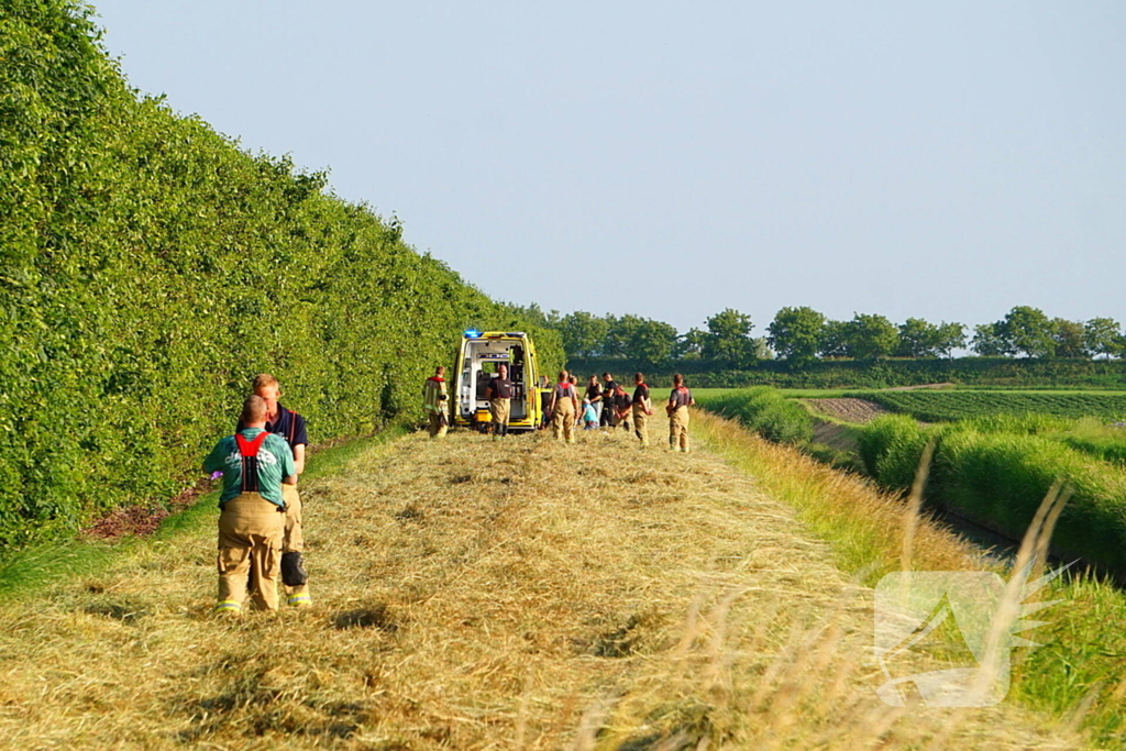 Ongeval met crossmotor in weiland