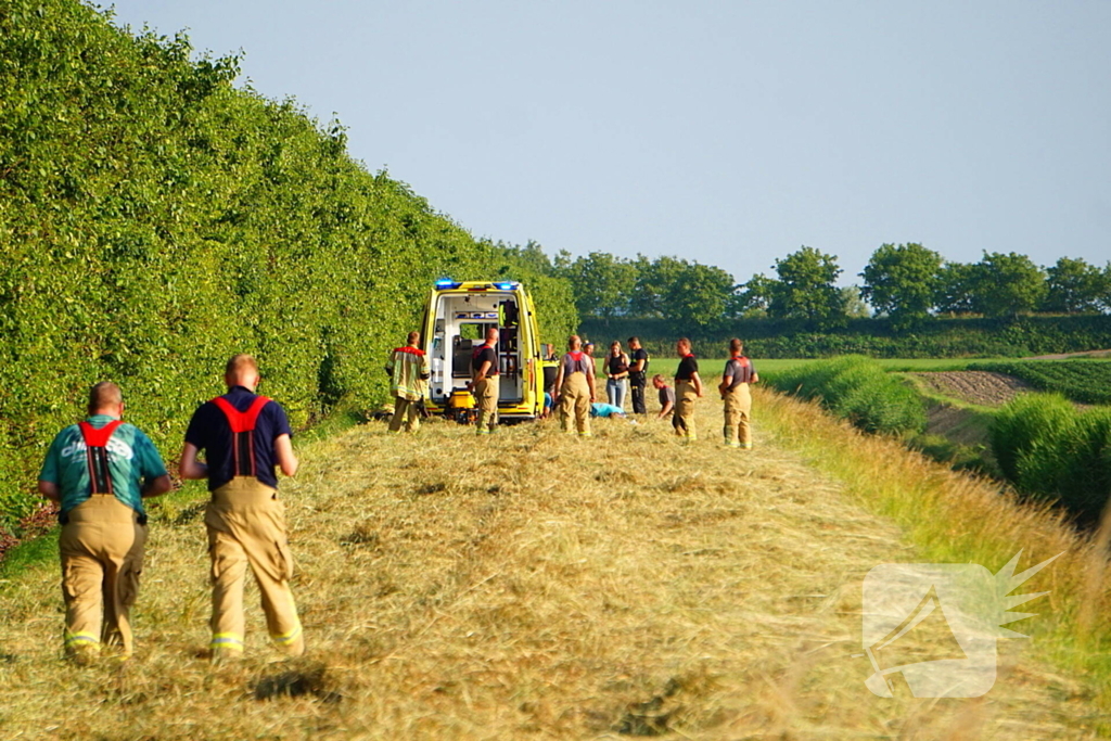 Ongeval met crossmotor in weiland