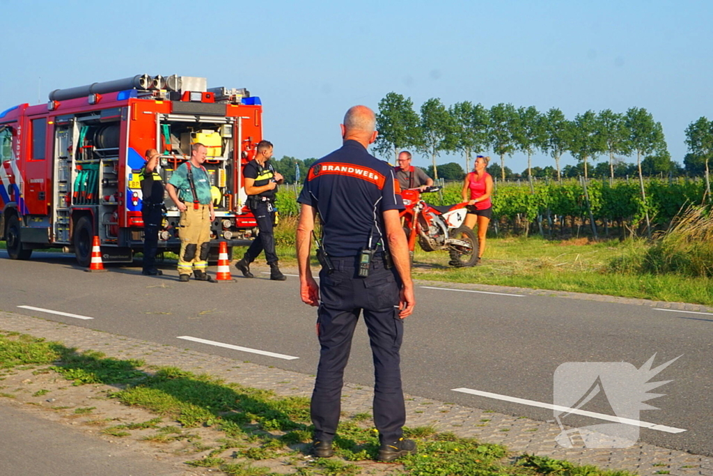 Ongeval met crossmotor in weiland
