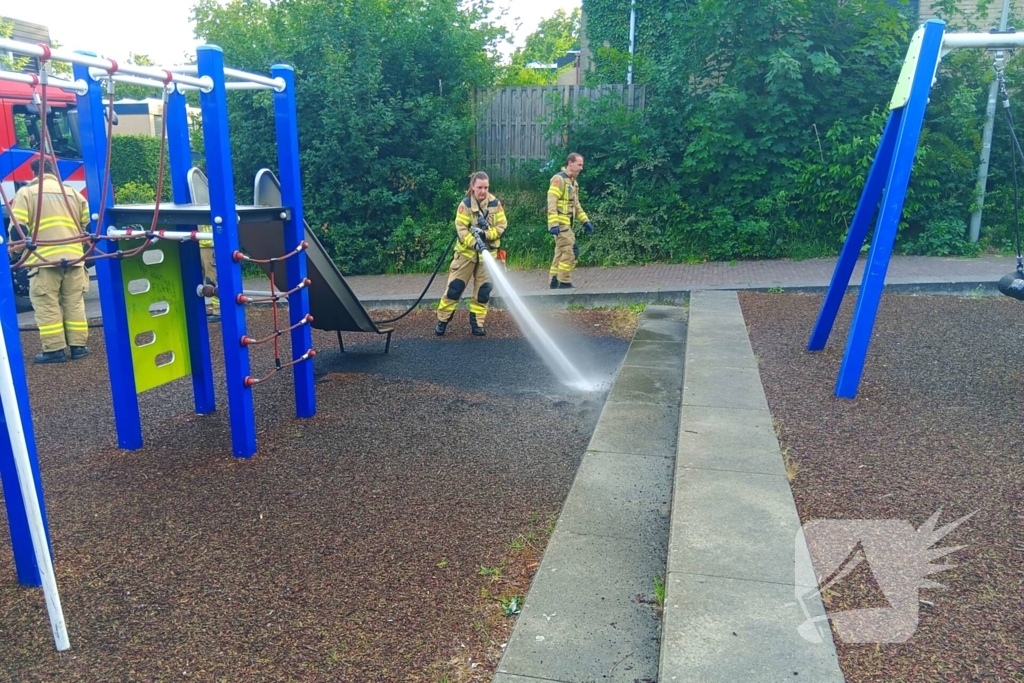 Speeltuin in vlammen door jeugd