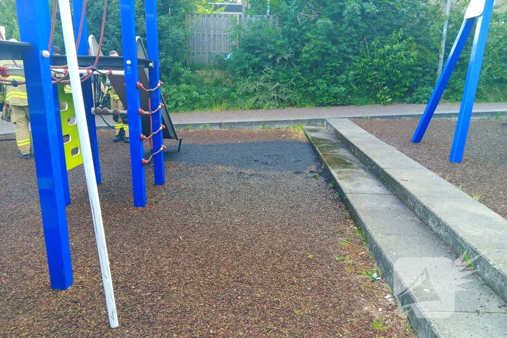 Speeltuin in vlammen door jeugd