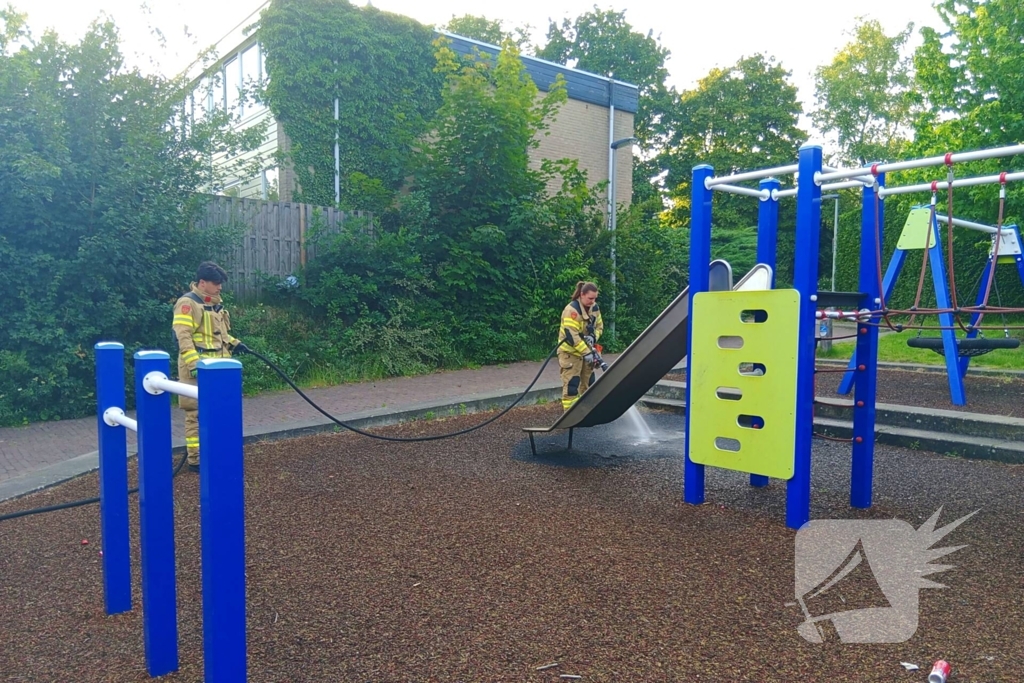 Speeltuin in vlammen door jeugd