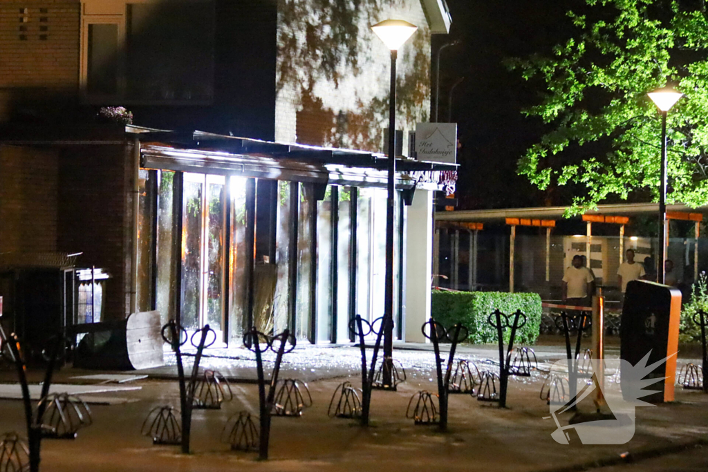 Explosie verwoest eethuis en schokt buurtbewoners