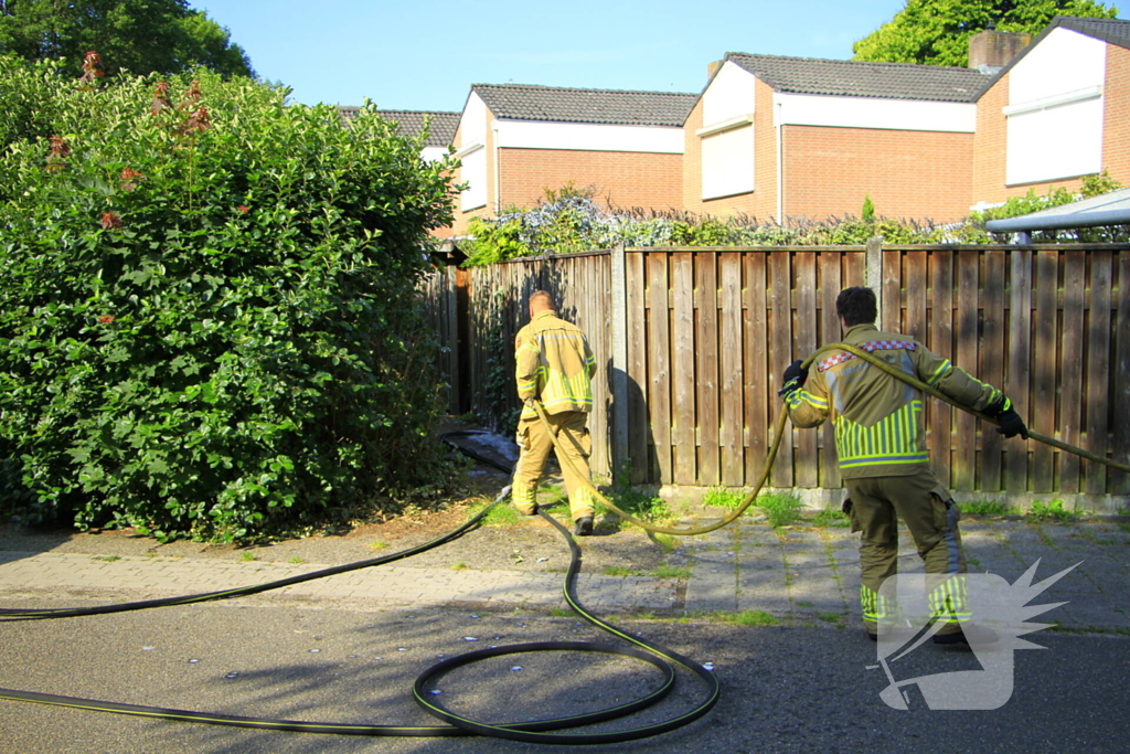 Buitenbrand verwoest coniferenhaag