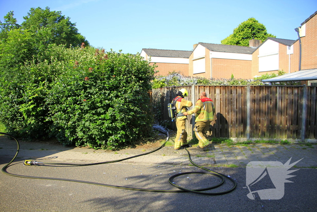 Buitenbrand verwoest coniferenhaag