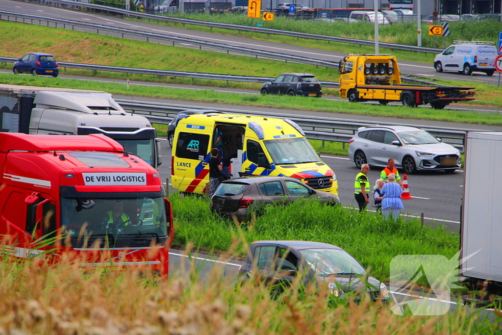 Auto eindigt in middenberm