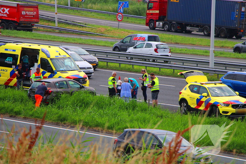 Auto eindigt in middenberm