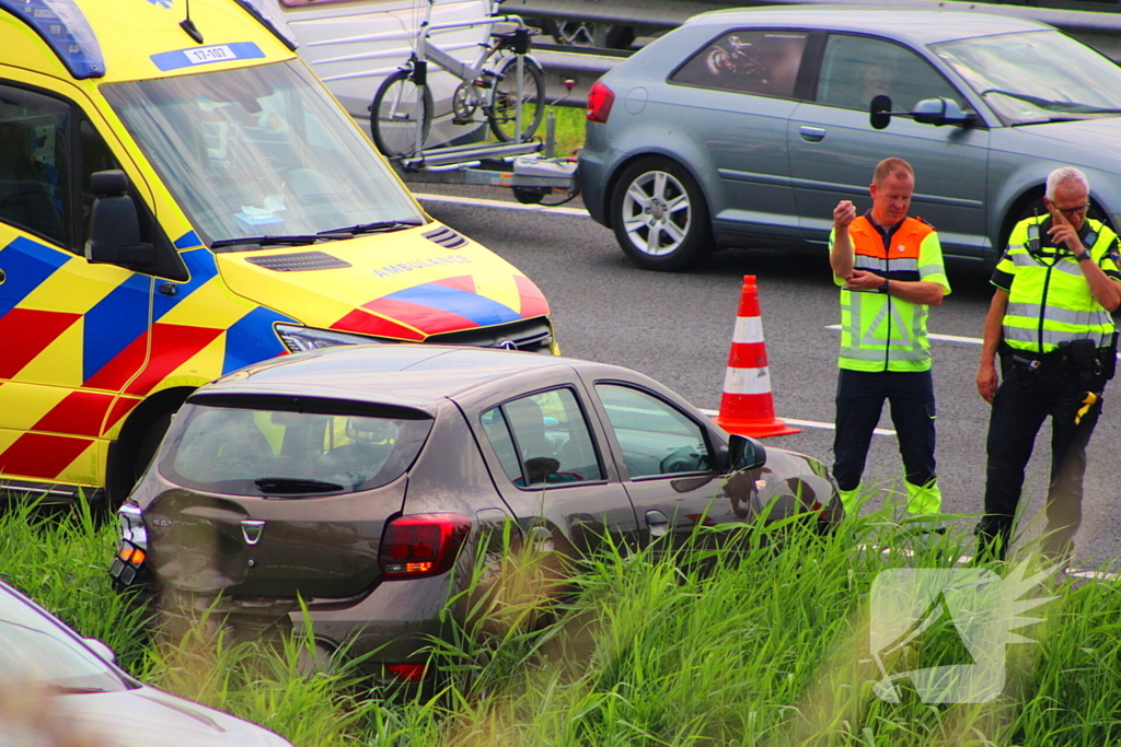 Auto eindigt in middenberm