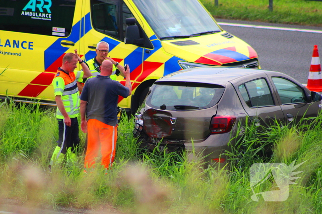 Auto eindigt in middenberm