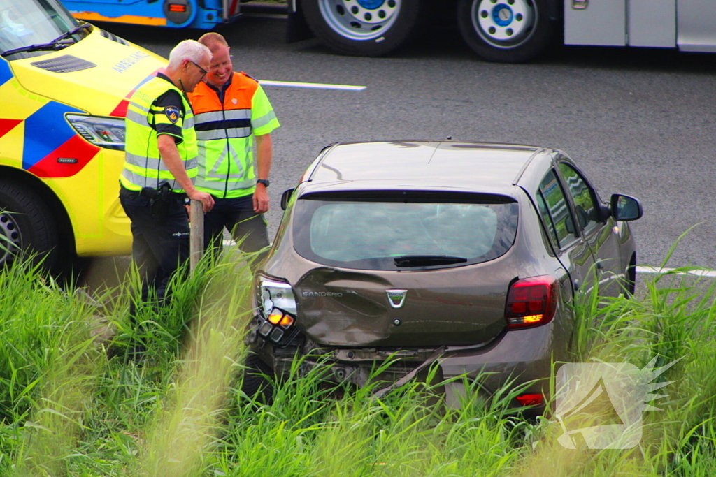 Auto eindigt in middenberm