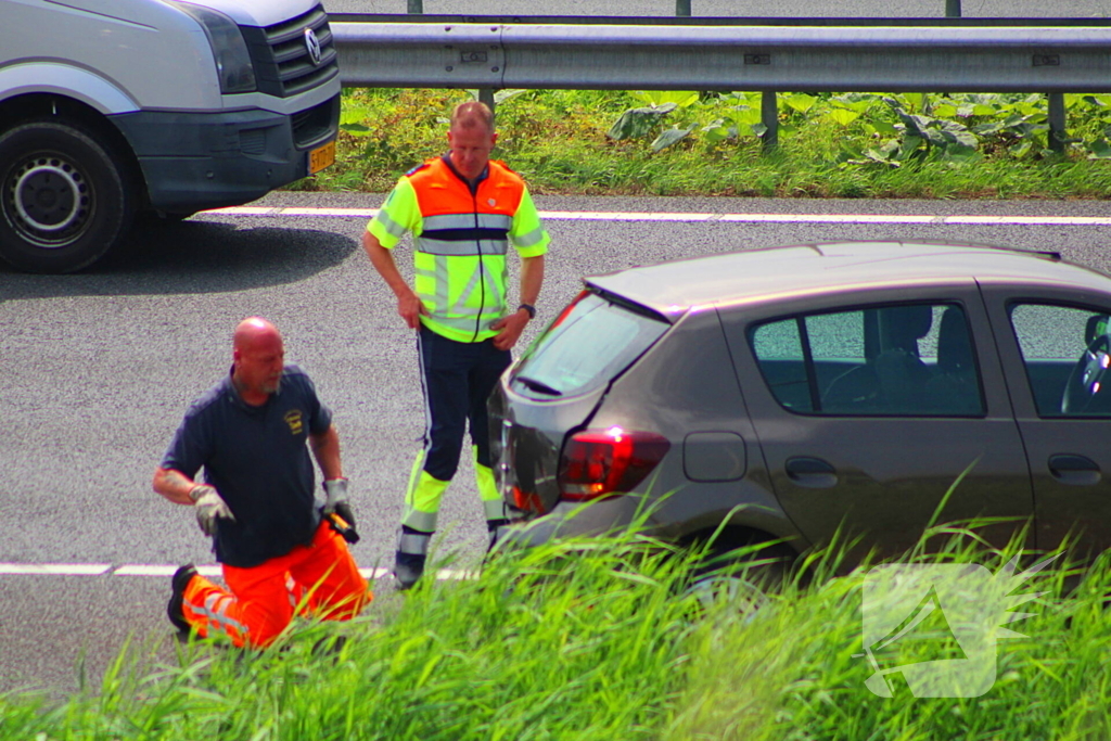 Auto eindigt in middenberm