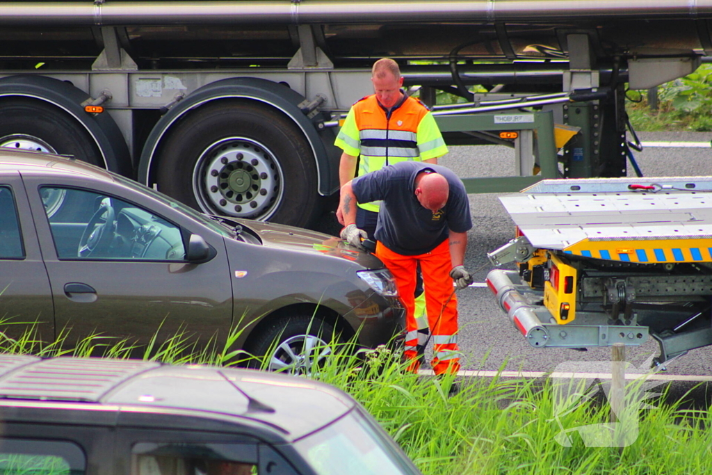 Auto eindigt in middenberm