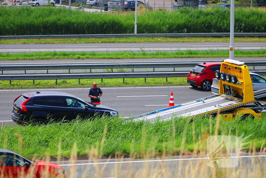 Auto eindigt in middenberm
