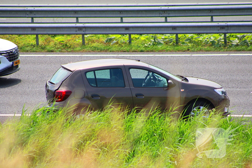 Auto eindigt in middenberm