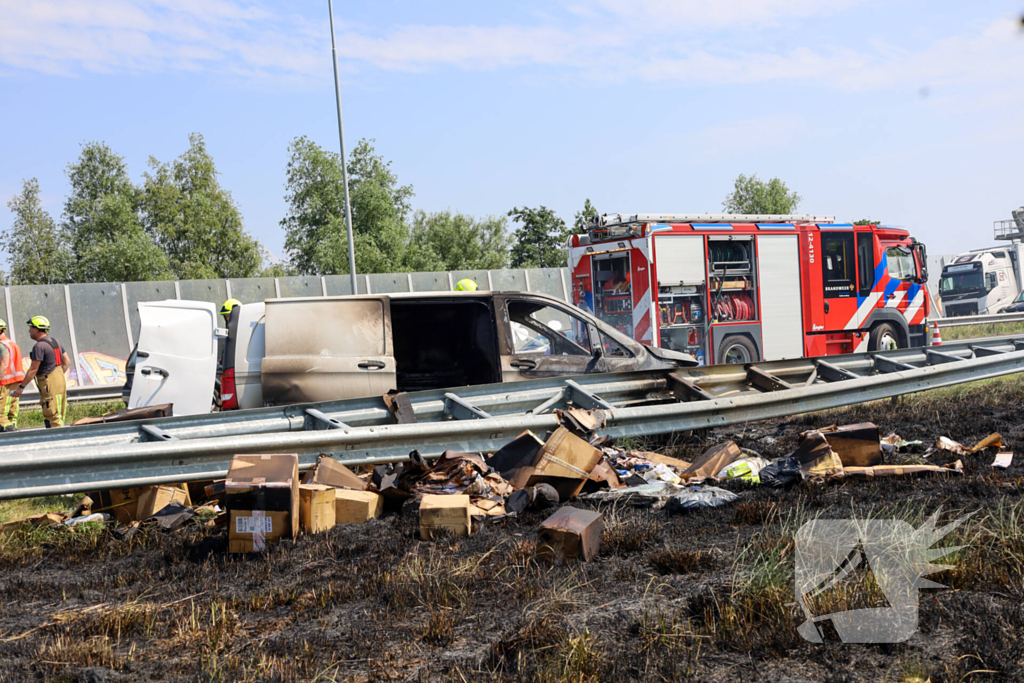 Brand in bestelbus na aanrijding met vrachtauto