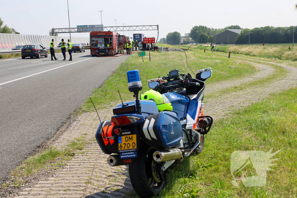 Brand in bestelbus na aanrijding met vrachtauto