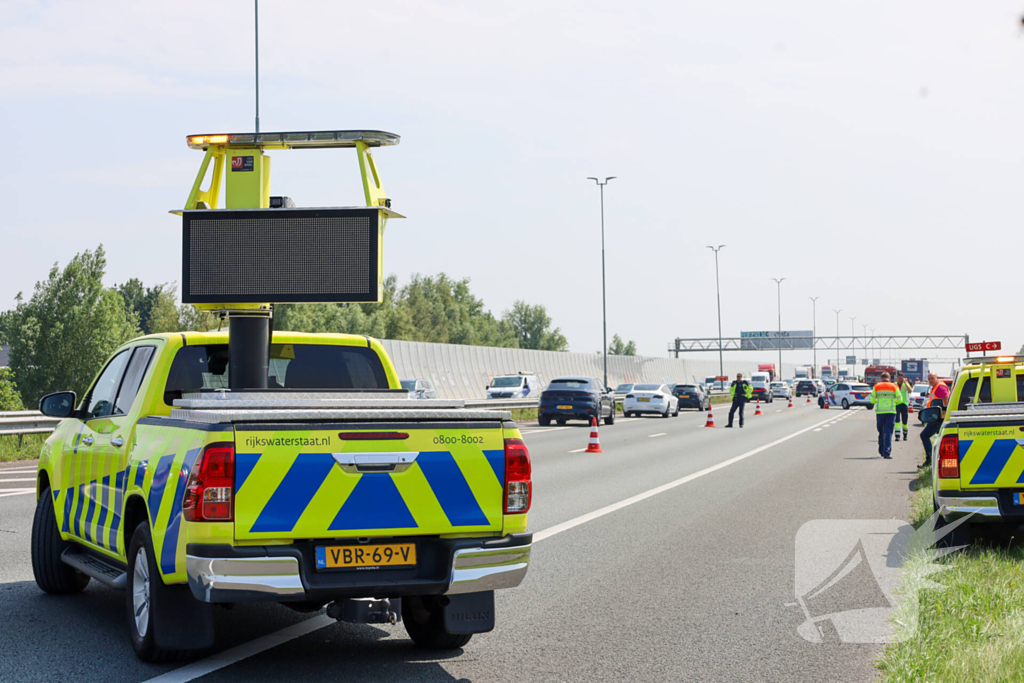 Brand in bestelbus na aanrijding met vrachtauto