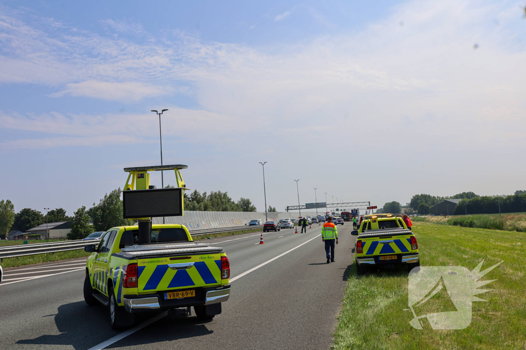 Brand in bestelbus na aanrijding met vrachtauto