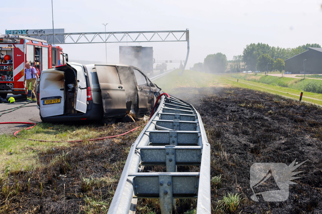 Brand in bestelbus na aanrijding met vrachtauto