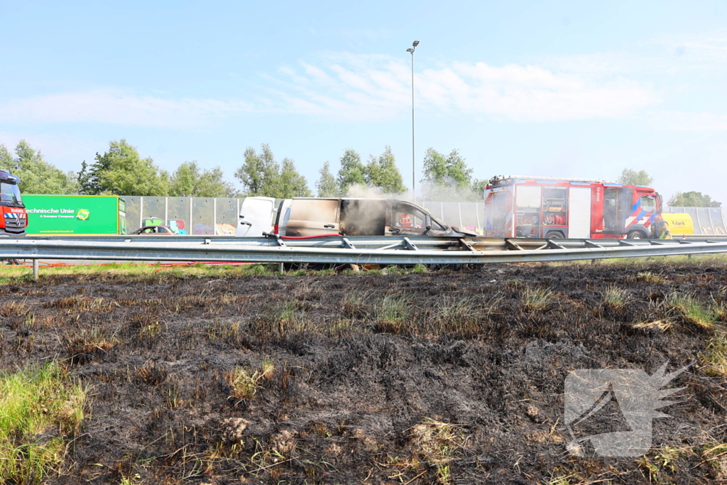 Brand in bestelbus na aanrijding met vrachtauto