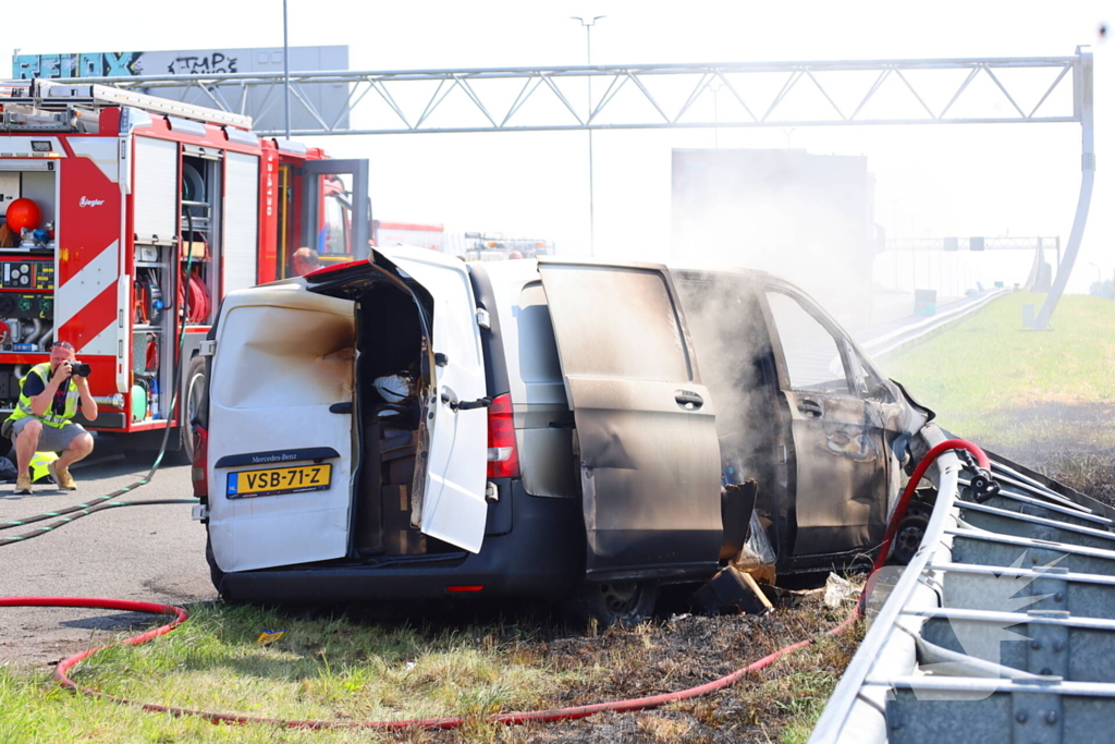 Brand in bestelbus na aanrijding met vrachtauto