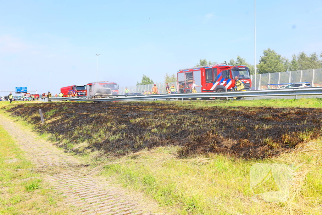 Brand in bestelbus na aanrijding met vrachtauto