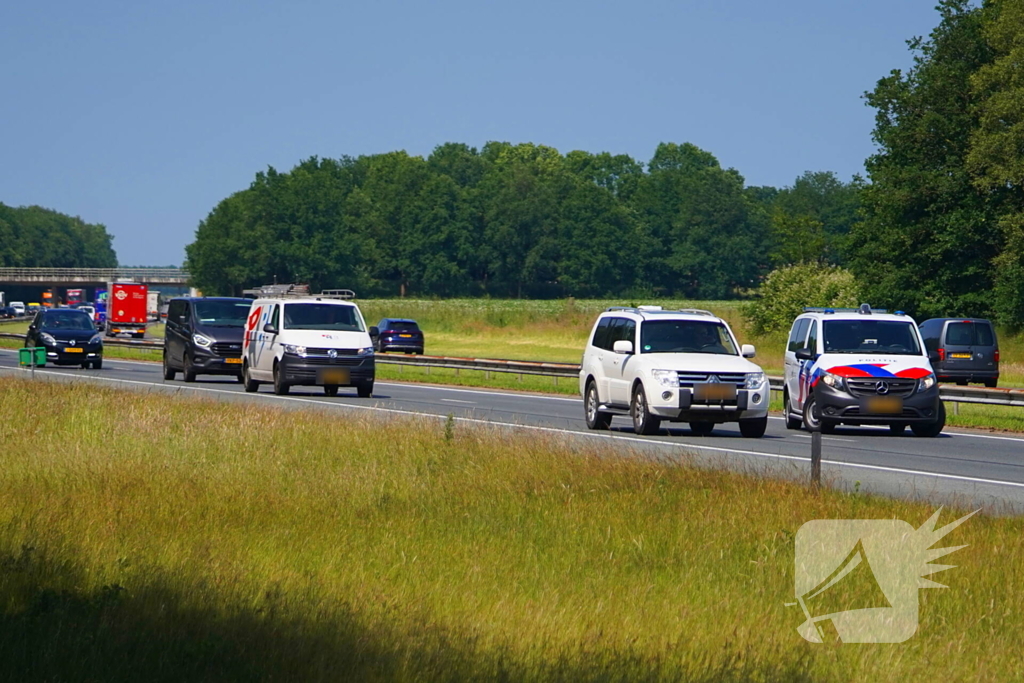 Auto botst tegen middenvangrail na kop-staartbotsing