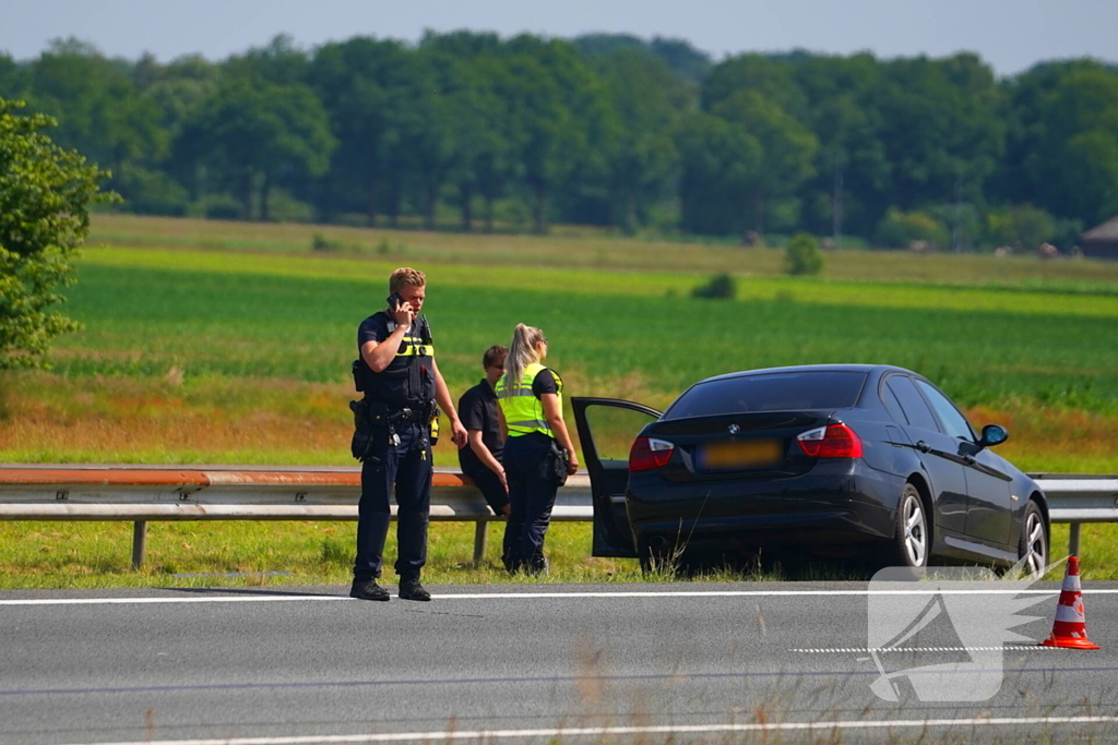 Auto botst tegen middenvangrail na kop-staartbotsing