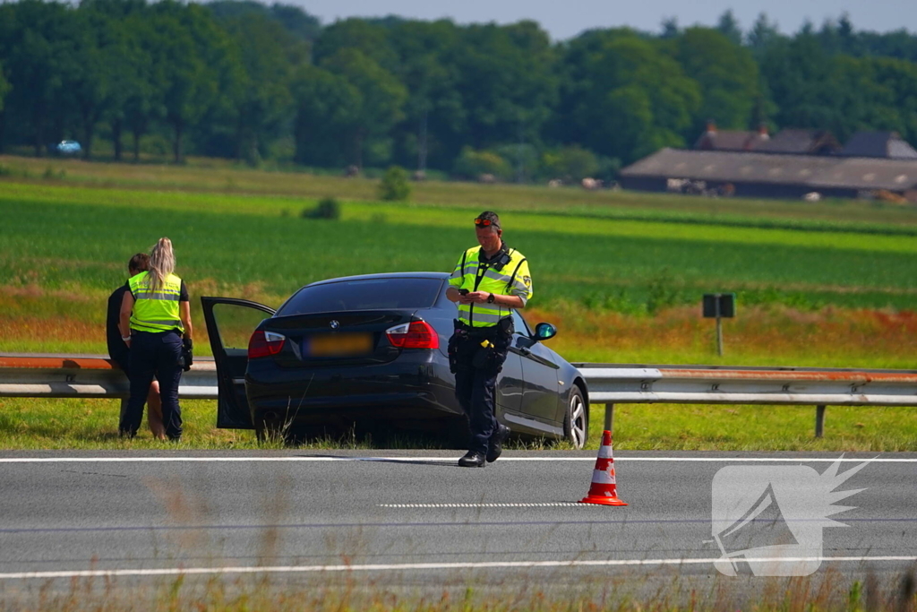 Auto botst tegen middenvangrail na kop-staartbotsing