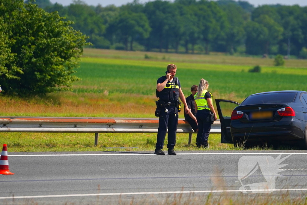Auto botst tegen middenvangrail na kop-staartbotsing