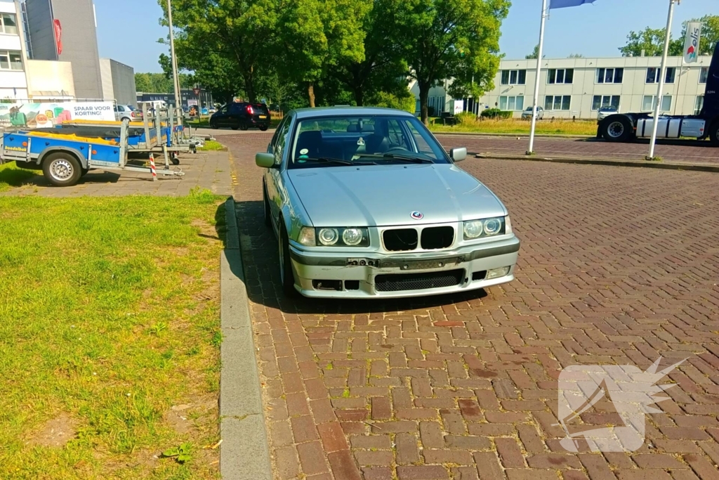 Auto en scooter in botsing