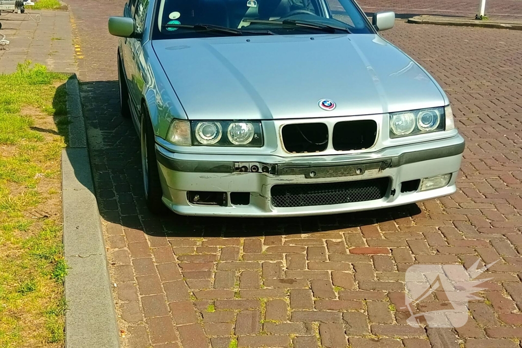 Auto en scooter in botsing