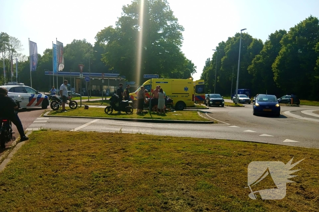 Auto en scooter in botsing