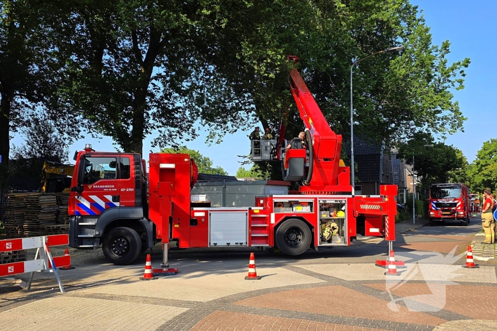 Brandweer verwijdert gevaarlijke hangende tak