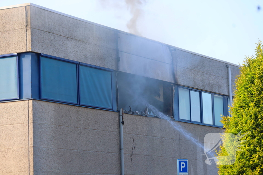Brand in kantoorpand onder controle