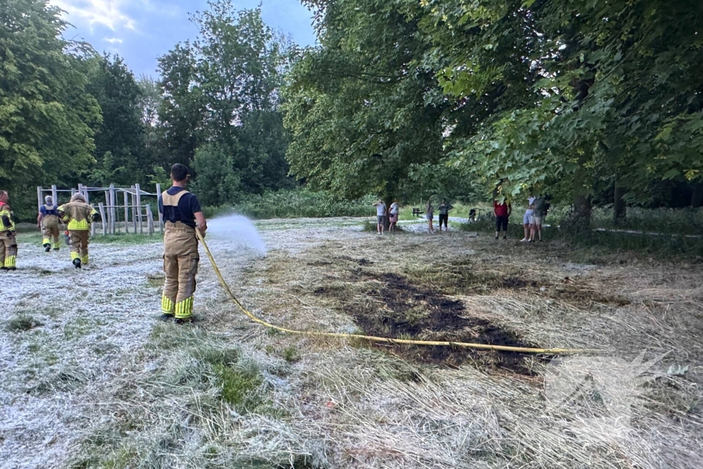 Brand in grasveld snel onder controle