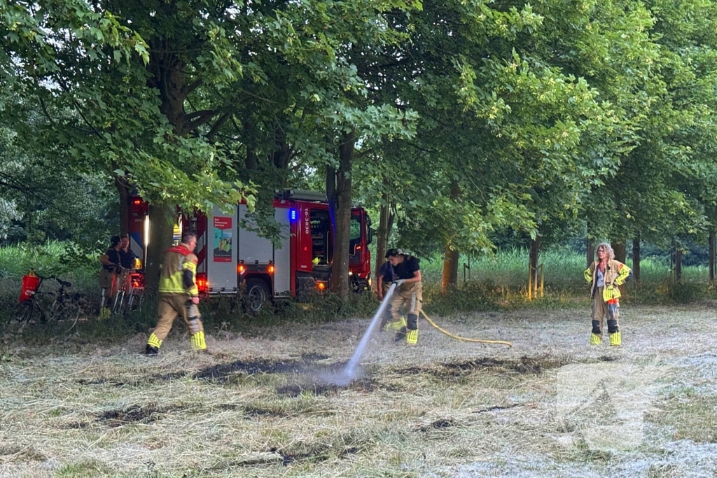 Brand in grasveld snel onder controle