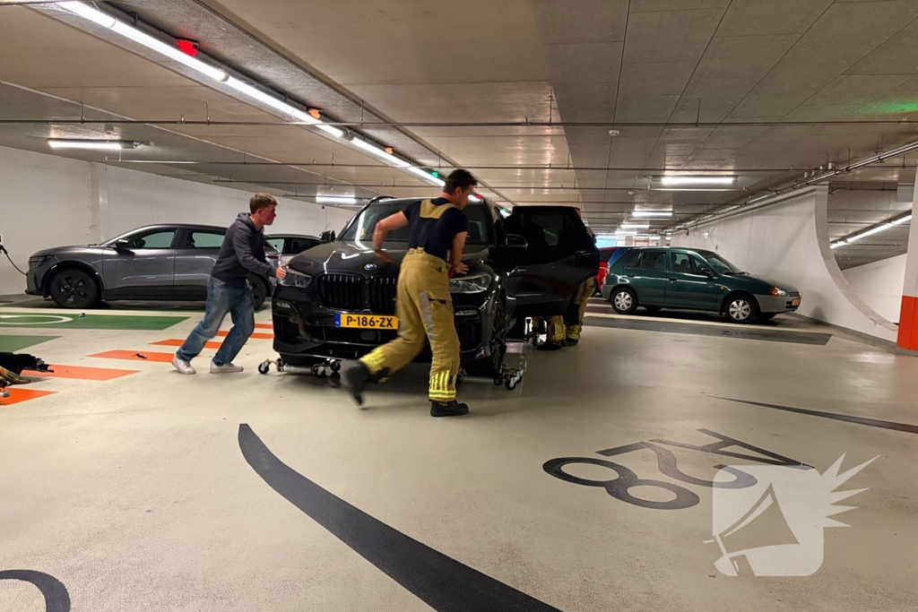 Brandweer haalt stinkende BMW X5 uit parkeergarage