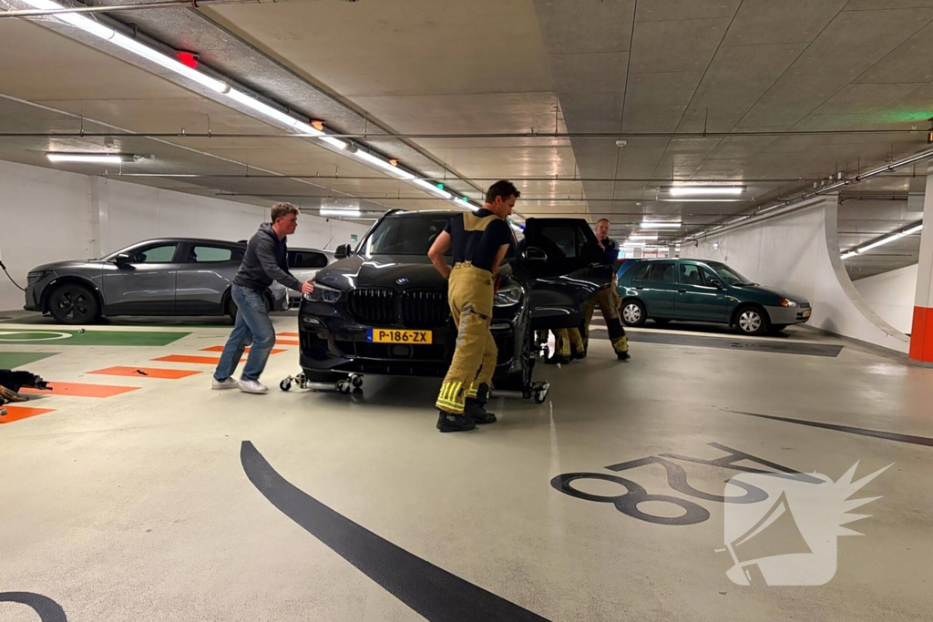 Brandweer haalt stinkende BMW X5 uit parkeergarage