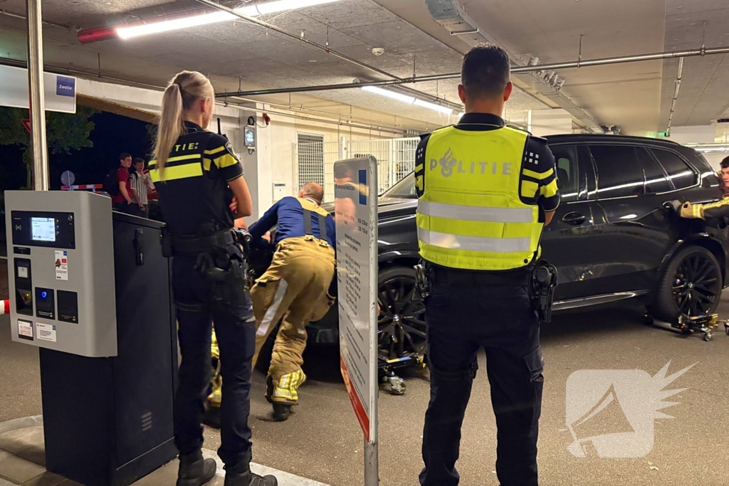 Brandweer haalt stinkende BMW X5 uit parkeergarage