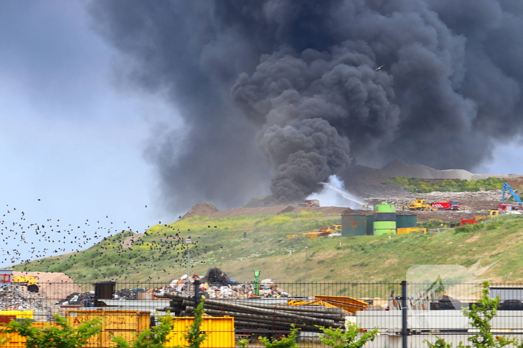 Enorme zwarte rookwolken bij vuilnisbelt