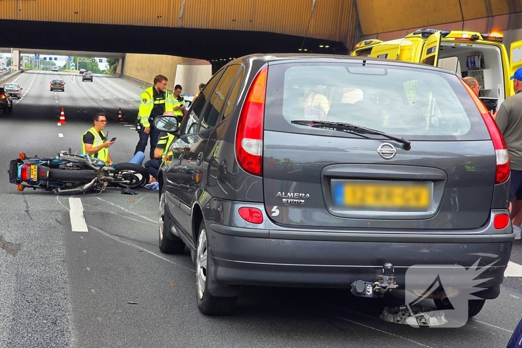 Motorrijder gewond bij ongeval, snelweg deels dicht