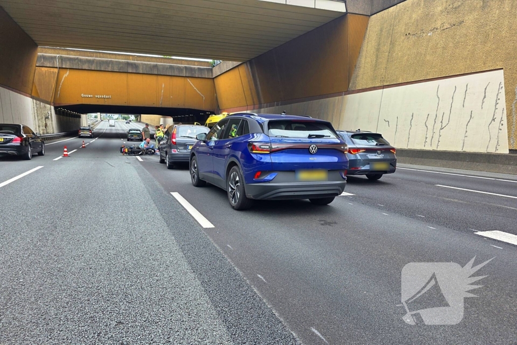 Motorrijder gewond bij ongeval, snelweg deels dicht