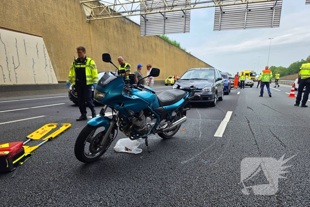 Motorrijder gewond bij ongeval, snelweg deels dicht