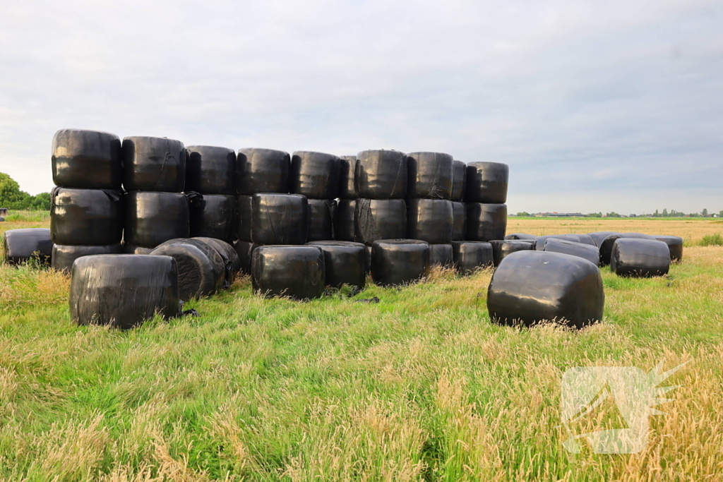 Brand door stoken fikkie bij hooibalen