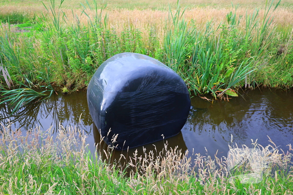 Brand door stoken fikkie bij hooibalen
