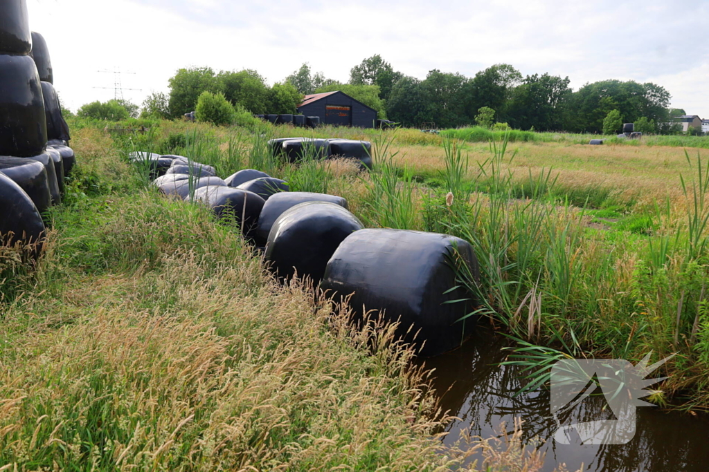 Brand door stoken fikkie bij hooibalen
