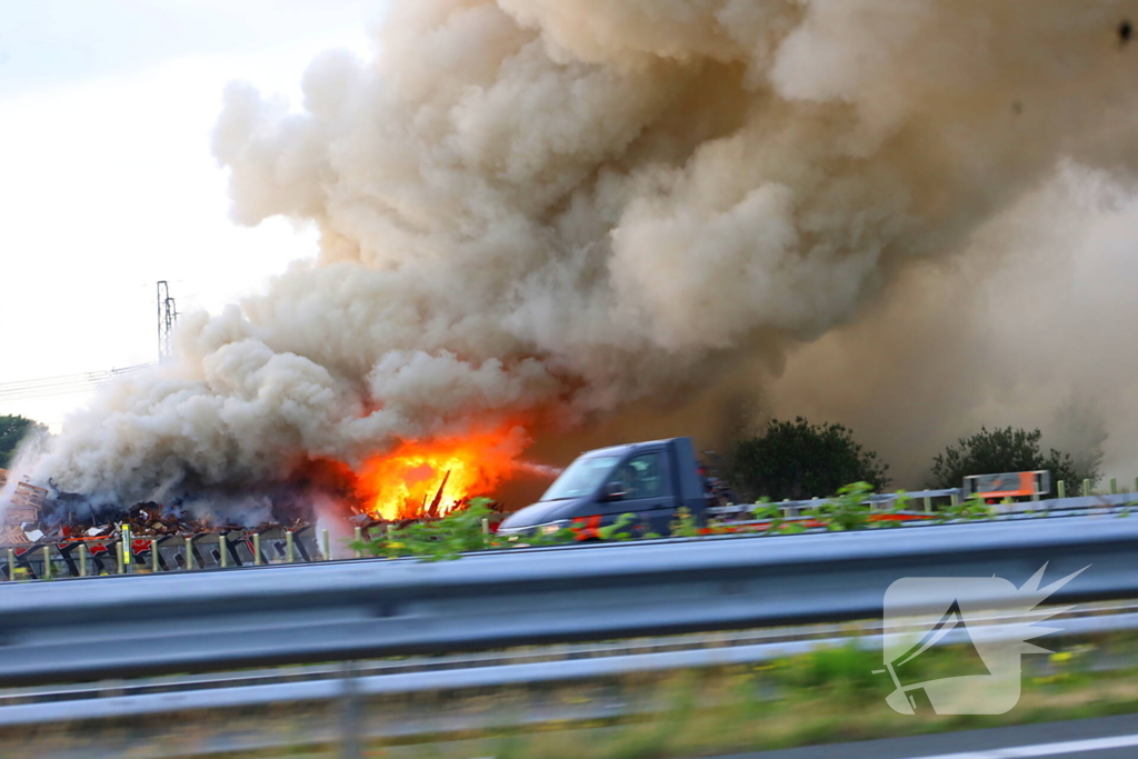Grote brand bij afvalbedrijf leidt tot rookoverlast